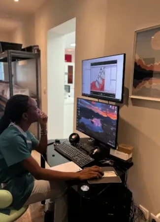 Docteur Eliane Bagbila au travail dans son bureau