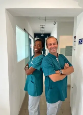 Docteurs Eliane Bagbila et Dubernard Charles dans leur cabinet d'Aigues-Mortes, près de Montpellier, Nîmes, Vauvert et Lunel