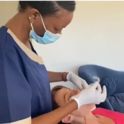 Gouttière fabriquée  sur place pose d'une gouttière orthodontique